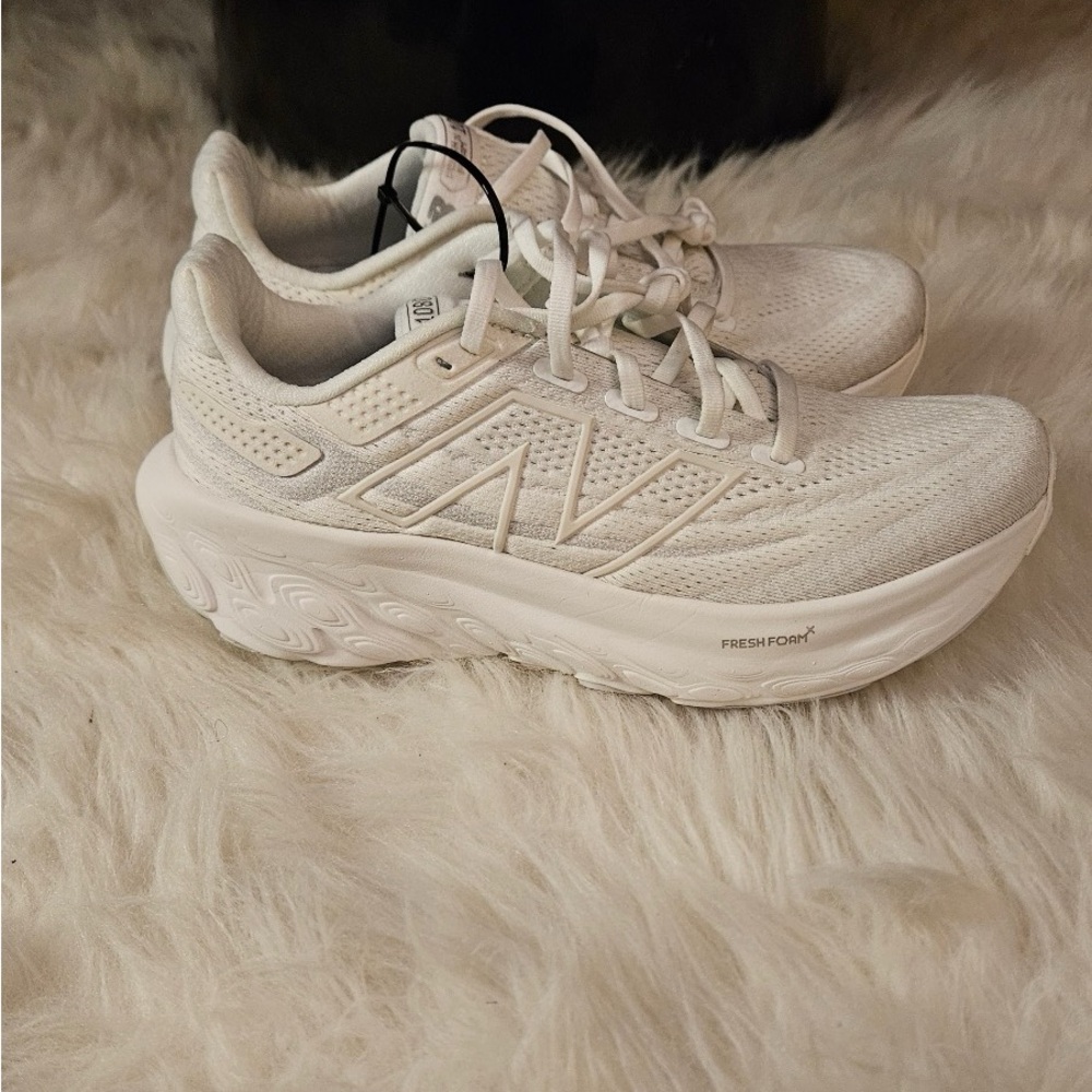 WOMEN’S NEW BALANCE 1080 V12 SZ 6